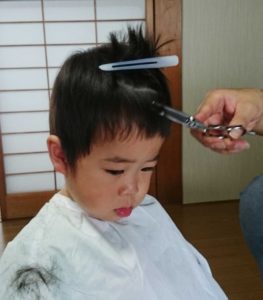 子どものカット前髪の梳き方