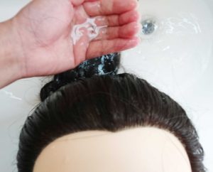 お湯を髪の毛にかける
